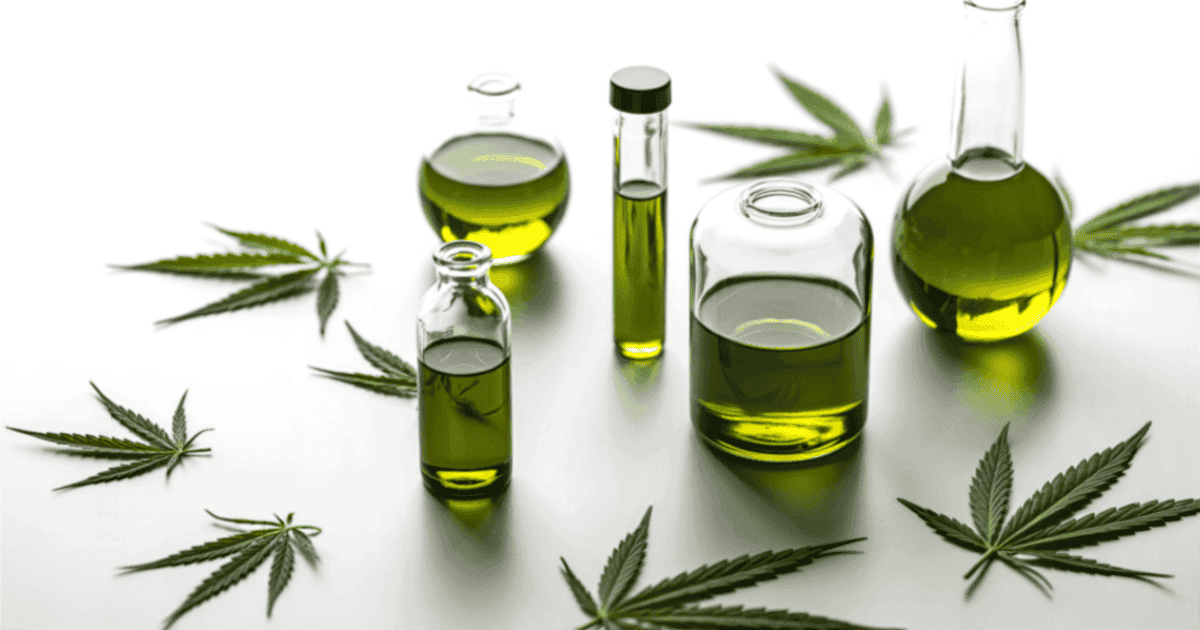 Varios frascos de aceite de CBD y cáñamo con hojas de cáñamo en la mesa.
