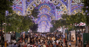 Decoraciones luminosas del Corpus en Granada con multitud de visitantes y árboles decorativos.