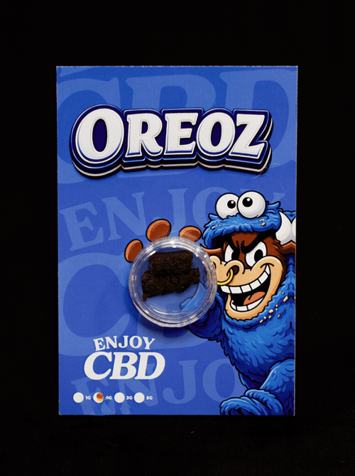 Producto Oreoz CBD en polvo para fumar, envuelto en paquete azul con personaje de monstruo y ojos.
